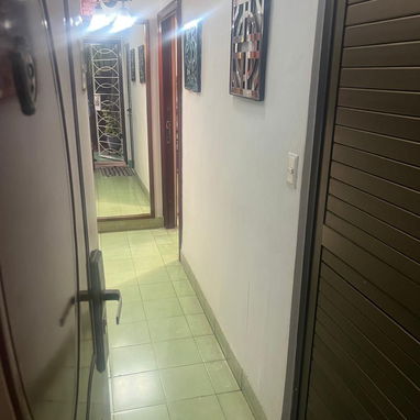 RENTO APARTAMENTO  EN PLAZA A UNA CUADRA DE LA UNIVERSIDAD DE LA HABANA( ZONA NO AFECTADA POR LA CORRIENTE) , DE DOS HAB - Img 123142115