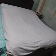 Venta de cama (sin colchón) con sus dos mesitas de noche, de estilo antiguo, de caoba - Img 58303958