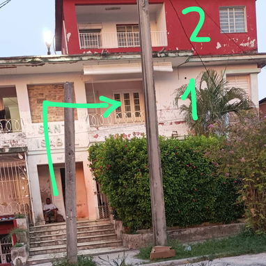 Se vende,dos apartamentos en una misma propiedad, tiene 2 salas, 2 comedores, 2 cuartos abajo y uno arriba, 2 cocinas , - Img 125539252