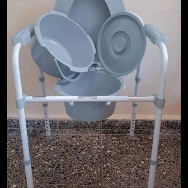 Silla sanitaria nueva en su caja 110 usd soy de marianao también tengo mensajería disponible la silla es nueva en caja - 2/2