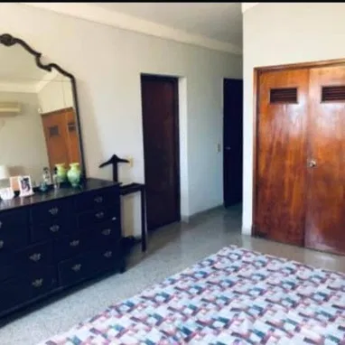 Casa independiente en el Casino Deportivo con parqueo y 5 cuartos - Img 126072805