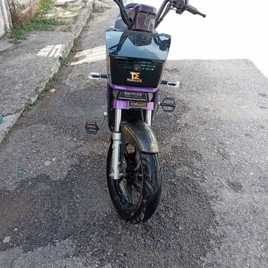 SE VENDE ¡NUEVA! TOPMAQ Evolution (Negro/Morado).  Panel digital, modo Eco, frenos de disco, doble amortiguador. ¡Solo - 3/4
