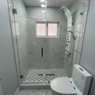 Todo en mampara para su baño de toda las medida ok todo original contamos con servicio de montaje si desea - Img 123084580