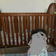 Vendo cuna con colchon de madera grande con ruedas - Img 57053594