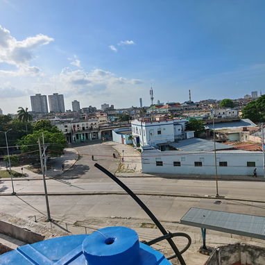 10 de Octubre y Vía Blanca:Apto de 2/4 en 3erPiso,Ventanales a la Calle,Azotea Propia,y Una Casita De Madera Independien - 9/9