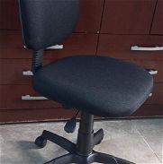 Se vende silla giratoria y mesa para oficina, escritorio y computadora - Img 45992974
