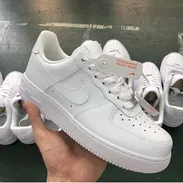 Zapatos Nike air forces blancos - Img 58009478
