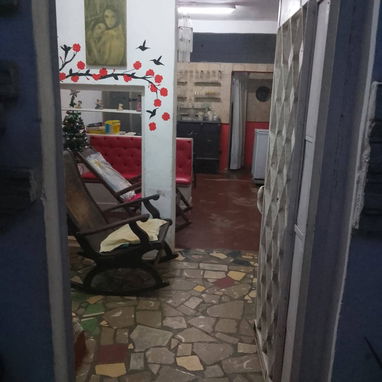*$16.000usd. Ajuste con $ en mano.  En venta casa de 2 plantas en Maria-  nao. A 2cuadras de 51y a2 de 114  ONo se va la - 8/10