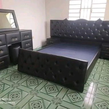 Cama Capitoneada con Mesitas de Noche - 3/4