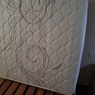 Cama personal de madera con colchón konfort prácticamente nuevo - 3/5