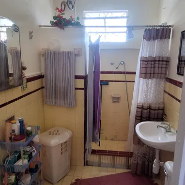 *$15 000usd. En venta casa (ALTOS) con garaje (COMPARTIDO) en Guanabacoa, Reparto Villa 2.. a 2 cuadras de la notaría - Img 117790770