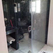 Cansado de cortinas viejas y duchas sin estilo? Nuestras Cabinas de Cristal Templado Premium son la solución - Img 55364751