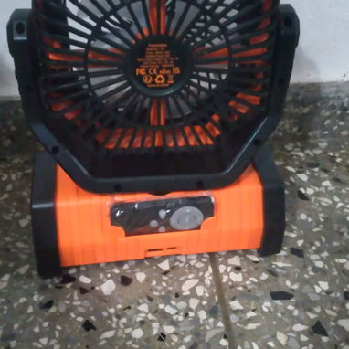 Ventilador recargable cn mando cable para cargarlo ,puerto para cargar el celular gira 45 y 90 grados - Img 119927126