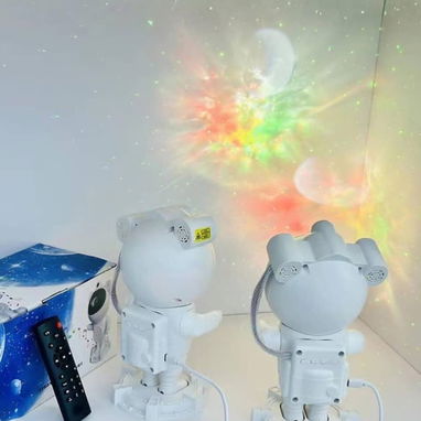 Proyector astronauta 👨🏼‍🚀 de galaxia 🌌 con bocina para conectar bluetooth.  25 Usd - 3/4