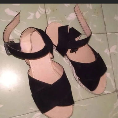 DOS SANDALIAS TALLA 38 VERDE 1200 PESOS Y NEGROS 2000 PESOS PARA EMPEINE ANCHO - Img 123379600