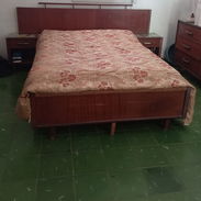 Vendo cama con sus mesitas de noche es madera buena. - Img 55789406