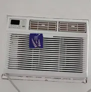 Aire acondicionado de 1tonelada moderno con su mando a distancia. - Img 50926373