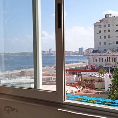 Se alquila apartamento(renta lineal) con vistas al malecón y excelente ubicación. - Img 120240987