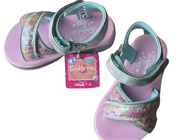 Zapatos de niña nuevos, con luces, marca Skechers. #7 americano. Zapatos de niña de 1 a 2 años. - Img 64992293