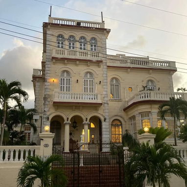 Lujo de residencia con piscina en alquiler - Img 119377998
