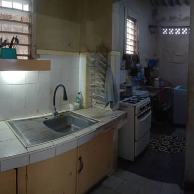 vendo casa independiente totalmente 2/4 en santos Suárez con sus pasillos laterales muy cerca de lacret y pasaje oeste - Img 118931714