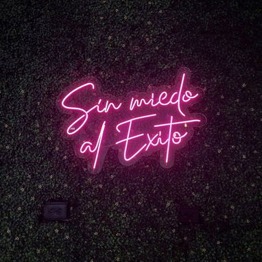 Frases en Neón luminosa - 8/9