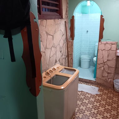 Casa en venta que consta de sala cocina baño un cuarto ,pasillo en la entrada y cuenta con dos tanques de agua elevados. - Img 119576851