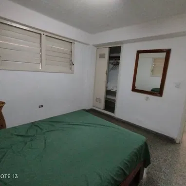 Apartamento primer piso frente calle en el vedado - Img 121336480