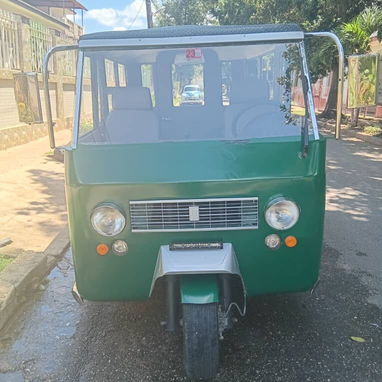 Triciclo de gasolina con capota y carroceria rigida, capacidad para 10 personas - Img 125360361