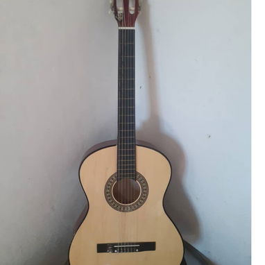 Vendo guitarra al 100 en 20000cup tengo domicilio por un costo adicional, me pueden escribir al 56578961 - Img 125380246