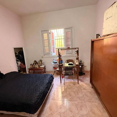 Ofertaaa biplanta en bajos con carporshe,3 cuartos y amplio patio trasero 245 metros en total. Aproveche e invierta!!!! - Img 122708918