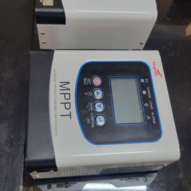 kingmox  PV CHARGE LOAD ALARM  0000  Back  SET  UP  +  DOWN CONFIRM  (3S)  MPPT  MPPT SOLAR CONTROLLER  Model: 40A  MPPT - 2/3