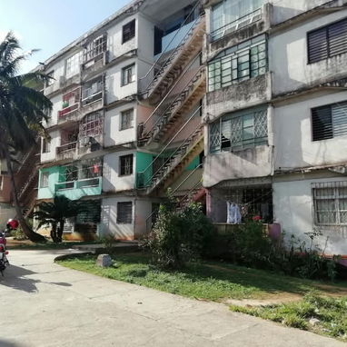 Permuto o vendo apto de 3/4 con closets, en primer piso, sala comedor amplia, baño y cocina enchapdos, con la instalació - 2/4