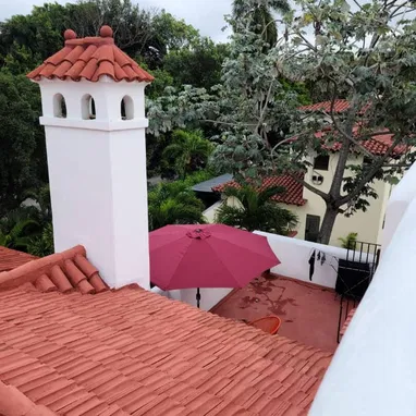 Casa colonial de 2 niveles amplia en Miramar - Img 121234013