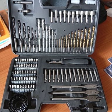 JUEGO DE BROCAS Y DESTORNILLADOR DE 111 PCS 5PT# - 6/6