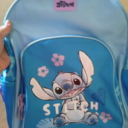 se vende mochila de stich, azul y morada - Img 51731001