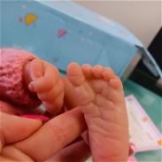 Bebé realista con accesorios - Img 45658570