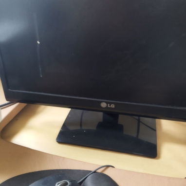 Vendo Computadora, mesa, sillas y demás accesorios - 3/5