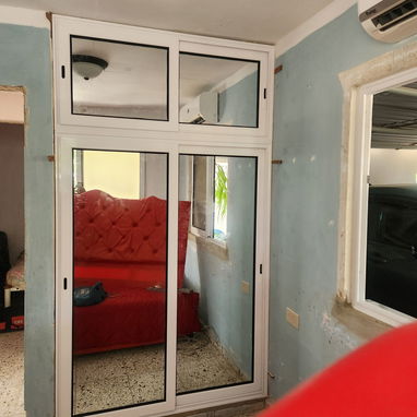 Marqueteria de aluminio y cristal , ventanas , puertas , mamparas para baño , paño fijo , estantes , ect - Img 125307964