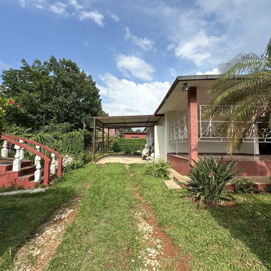 Venta de  casa independiente en la entrada de Santiago de Las Vegas, Avenida principal, Boyeros - 10/10