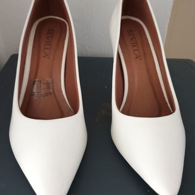 Zapatos puntilla blanco  con tacon dorado - Img 111395937