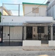 VENDO casa de 2 plantas amueblada en Miramar, La Habana. Cuenta con 5 habitaciones, carpoch, garaje amplio, portal, sala - Img 45786060