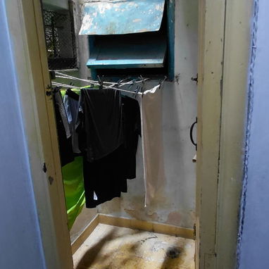 Se vende un apartamento en edificio capitalista en un 1er piso con todo adentro - Img 123664841