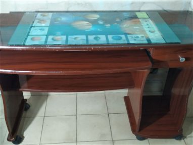 Elegante mesa para PC con cristal incluido. - Img main-image-45871076