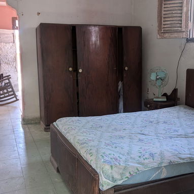Vendo Cama de caoba, 2mesitas de noche, 1 scaparate de caoba, chiforrober - Img 118128861