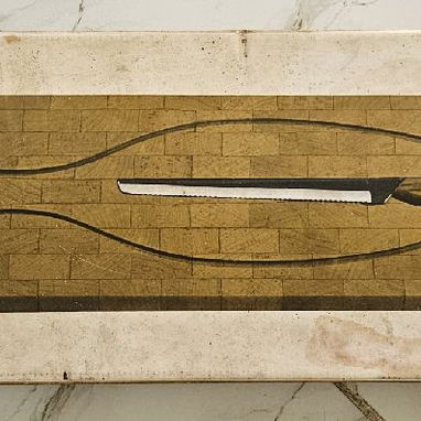 TABLA DE COCINA DE MADERA DE NODAL (WALNUT), UTILITARIA O DECORATIVA, CON CUCHILLO DE FILETEAR + HACHA Y SERRUCHO. - Img 109451571