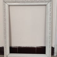 VENDO SOLO EL MARCO, MARCO ANTIGUO DE COLOR BLANCO--#--55398589 MIDIENDOLO DE EXTREMO A EXTREMO DESDE AFUERA 60CM DE ANC - Img 55514375