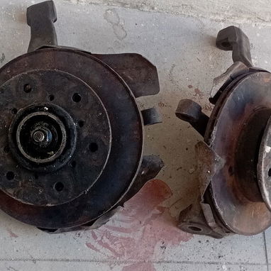 Pareja de muñones con discos rodamientos y piensas de freno son carro marca Kia camioneta mire las fotos - Img 115380737