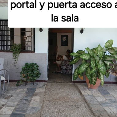 VENDO Casa independiente con patio grande en Los Pocitos, 423 m2 en total. Marianao. CASA Consta de: Portal grande - Img 124761835