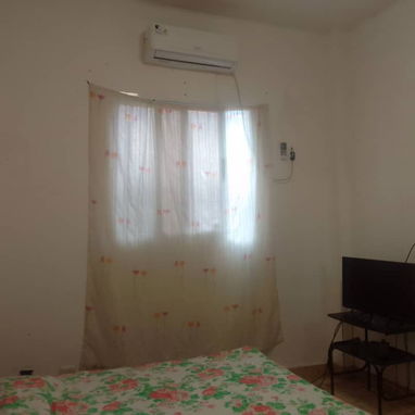 Renta Lineal Playa 1 cuarto 15y76 patio 200usd 53582376 - Img 127016756